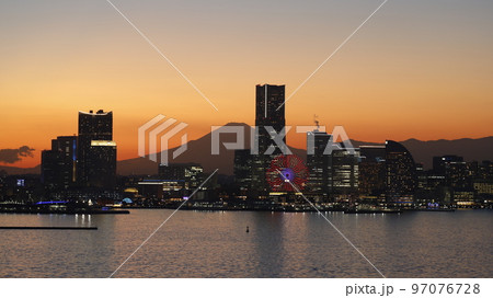 横浜ベイブリッジの歩道「スカイウォーク」から見た横浜・みなとみらい地区の夕景と富士山 横浜ベイブリッジの歩道「スカイウォーク」から見た横浜・みなとみらい地区の夕景と富士山 97076728