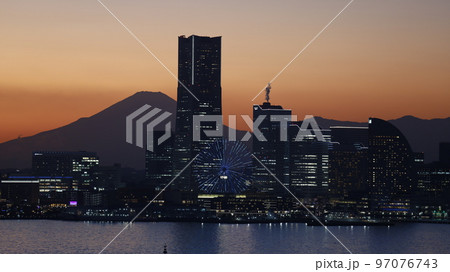 横浜ベイブリッジの歩道「スカイウォーク」から見た横浜・みなとみらい地区の夕景と富士山 97076743