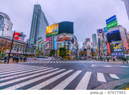 日本の東京都市景観 W杯敗退で閑散とする朝の渋谷。W杯クロアチア戦、日本はPK戦で敗れる＝6日 97077903