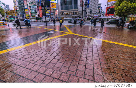 日本の東京都市景観 W杯敗退で閑散とする朝の渋谷。W杯クロアチア戦、日本はPK戦で敗れる＝6日 97077907