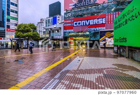 日本の東京都市景観 W杯敗退で閑散とする朝の渋谷。W杯クロアチア戦、日本はPK戦で敗れる＝6日 97077960