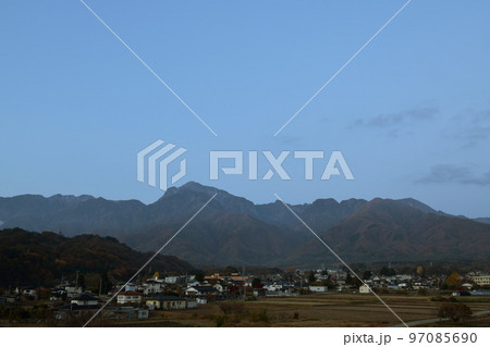 北杜市白州町、日の出直前の甲斐駒ケ岳と麓の街並み 北杜市白州町、日の出直前の甲斐駒ケ岳と麓の街並み 97085690