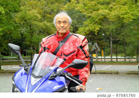 赤いジャンパーのライダー 97085760
