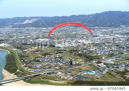 紀の川フライトパークから紀の川市方面に飛ぶ　和歌山県 97085965