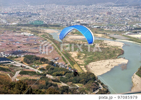 紀の川フライトパークから紀の川市方面に飛ぶ 和歌山県 紀の川フライトパークから紀の川市方面に飛ぶ 和歌山県 97085979