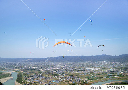 紀の川フライトパークから紀の川市方面に飛ぶ　和歌山県 97086026