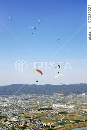 紀の川フライトパークから紀の川市方面に飛ぶ 和歌山県 紀の川フライトパークから紀の川市方面に飛ぶ 和歌山県 97086029