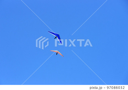 紀の川フライトパークから紀の川市方面に飛ぶ　和歌山県 97086032