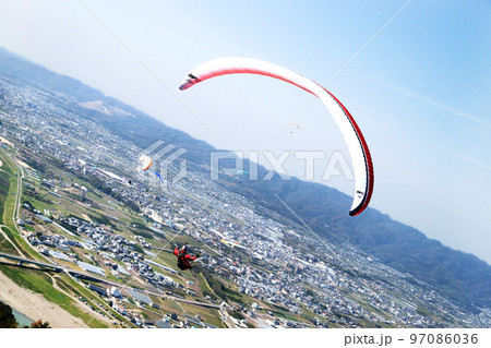 紀の川フライトパークから紀の川市方面に飛ぶ 和歌山県 紀の川フライトパークから紀の川市方面に飛ぶ 和歌山県 97086036