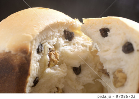 レーズンとクルミの焼き立てパン レーズンとクルミの焼き立てパン 97086702