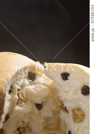 レーズンとクルミの焼き立てパン 97086703