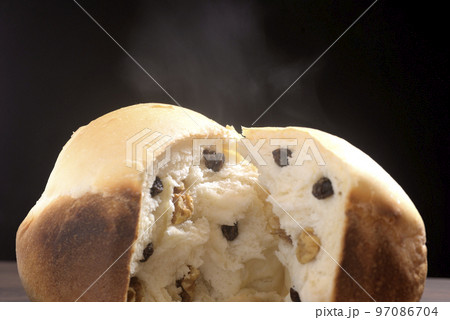 レーズンとクルミの焼き立てパン 97086704