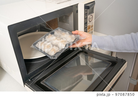 冷凍焼売をレンジで温める 97087850