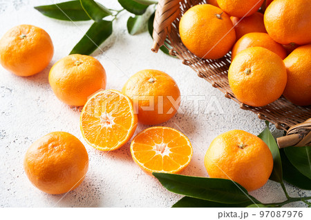 半分に切ったみかん 97087976
