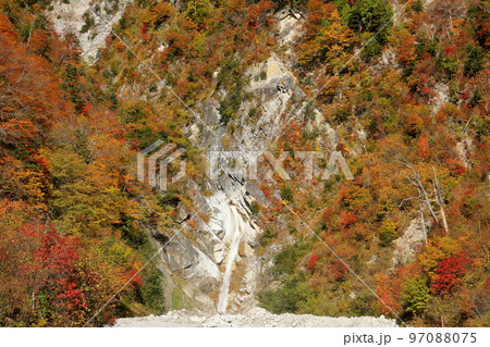 長野県大町市平高瀬入　高瀬ダム調整湖そばの濁沢の滝と青空の下の紅葉 97088075