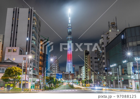 夜景「東京都」東京スカイツリー　駒形橋前交差点 97088125