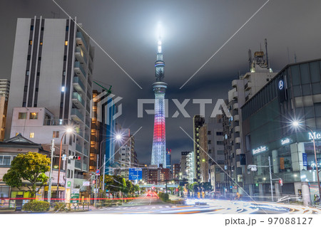 夜景「東京都」東京スカイツリー 駒形橋前交差点 夜景「東京都」東京スカイツリー 駒形橋前交差点 97088127