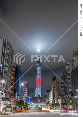 夜景「東京都」東京スカイツリー　駒形橋前交差点 97088128