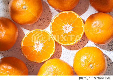 半分に切ったみかん 97088156