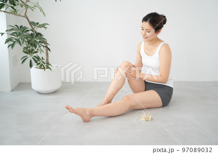 足にお灸をする女性の様子 足にお灸をする女性の様子 97089032