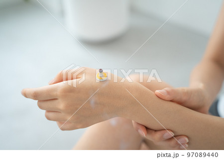 お灸をする手元 97089440