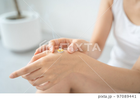 お灸をする手元 お灸をする手元 97089441