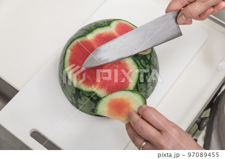 【ミドル主婦がカットスイカを作る】 97089455