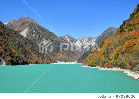 長野県大町市平 鮮やかなエメラルドグリーンの高瀬ダム調整湖の紅葉と山頂にうっすら冠雪した山々 長野県大町市平 鮮やかなエメラルドグリーンの高瀬ダム調整湖の紅葉と山頂にうっすら冠雪した山々 97089600