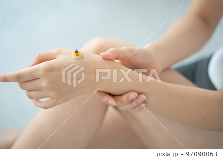 お灸をする手元 97090063