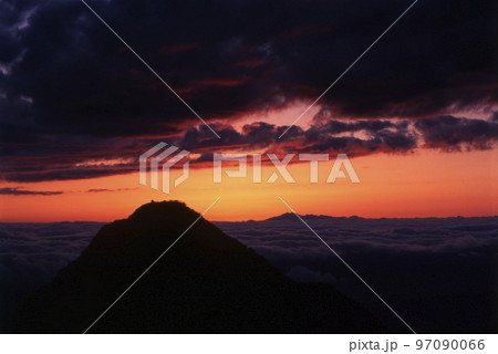 権現岳から望む夕暮れの風景 97090066