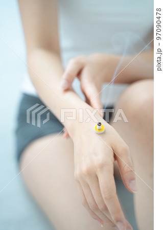 お灸をする手元 お灸をする手元 97090478