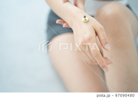 お灸をする手元 97090480