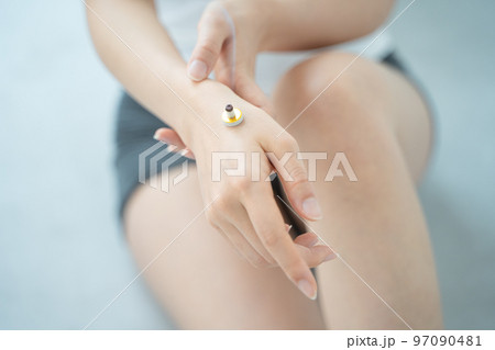 お灸をする手元 お灸をする手元 97090481