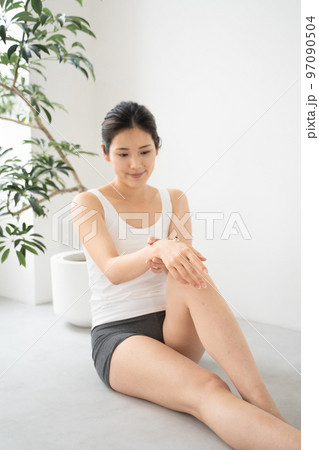 手元にお灸をする様子 97090504