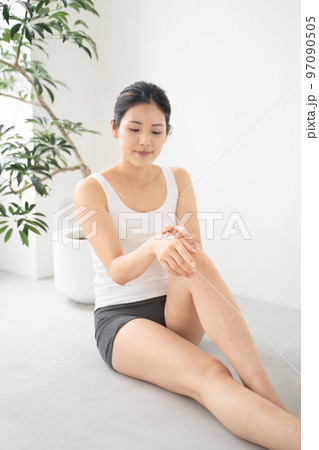 手元にお灸をする様子 手元にお灸をする様子 97090505
