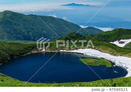 鳥海山・御浜から見る鳥海湖と月山 鳥海山・御浜から見る鳥海湖と月山 97090521