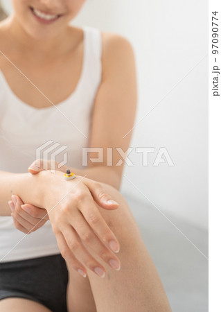 手元にお灸をする様子 手元にお灸をする様子 97090774