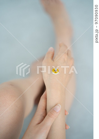 手元にお灸をする様子 97090930