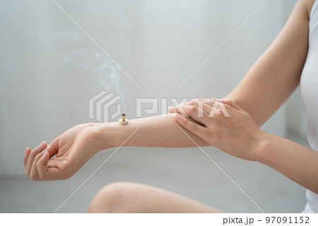 手首にお灸をする様子 97091152