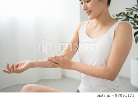 手首にお灸をする様子 97091173