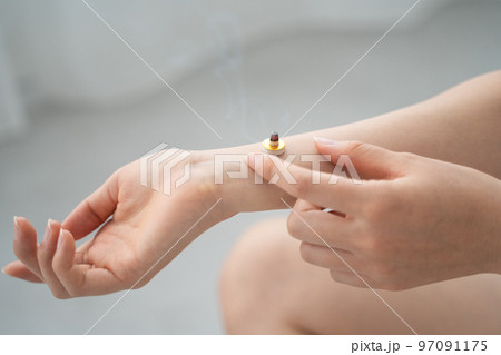 手首にお灸をする様子 97091175