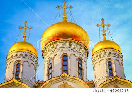 Golden domes of the Russian Church inside Kremlin, Moscow, Russia Golden domes of the Russian Church inside Kremlin, Moscow, Russia 97091218