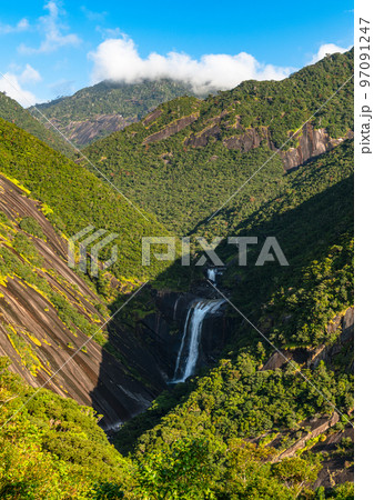 洋上アルプス屋久島の山と滝(11月)巨大な花崗岩の山と千尋滝 97091247