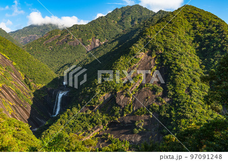 山中に轟く轟音　千尋滝　屋久島国立公園(秋 97091248
