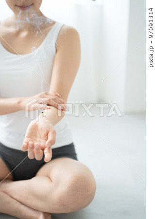手首にお灸をする様子 手首にお灸をする様子 97091314