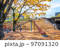 平和大通りの最西端の新己斐橋東詰め公園風景です。朝の鮮やかな紅葉した市街地風景をどうぞ。広島県 97091320