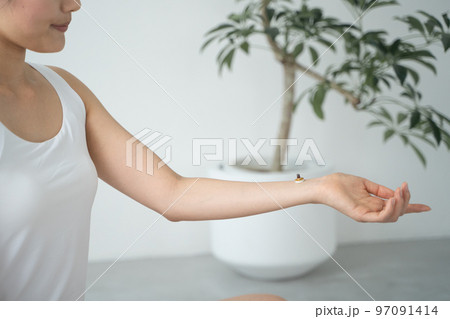 手首にお灸をする様子 手首にお灸をする様子 97091414