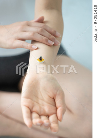 手首にお灸をする様子 97091419