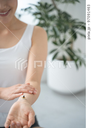 手首にお灸をする様子 97091463