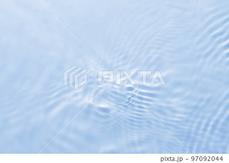 夏の海のような波紋の出ている水面の写真 夏の海のような波紋の出ている水面の写真 97092044
